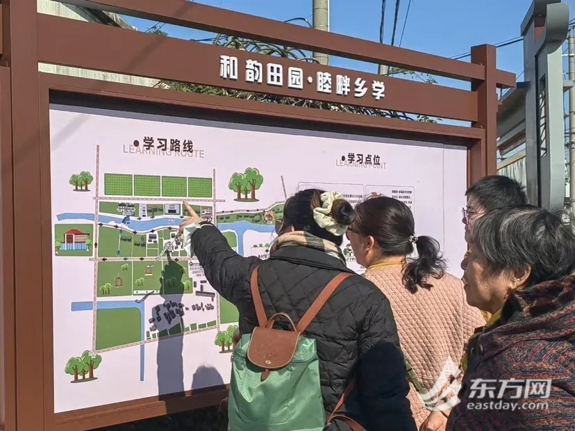 游客在和睦村导览牌前。本文图片除标注外，均由记者拍摄