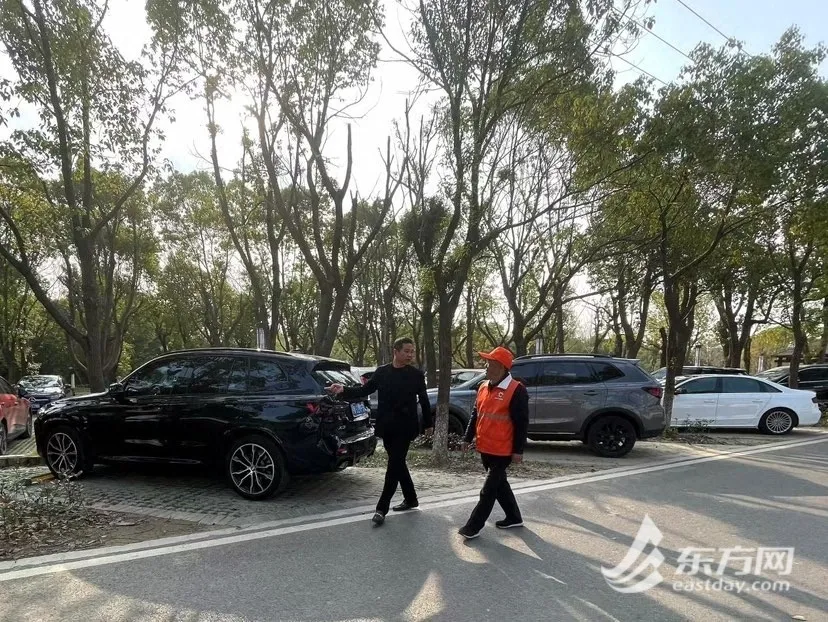 董春辉与村里的老党员志愿者在林下停车场。图源：受访者