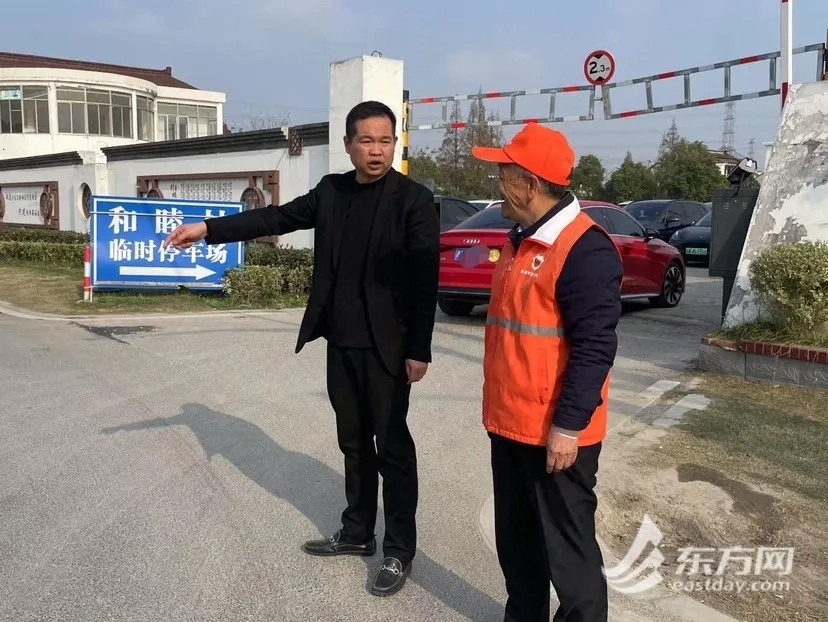 董春辉与村里的老党员志愿者。图源：受访者