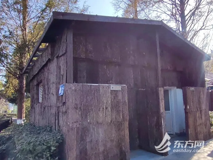 徐泾河南岸的公共厕所