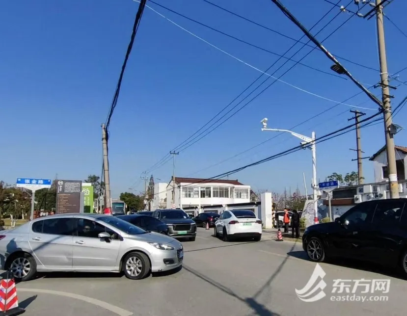 和睦村临时停车场位于张金路与和睦路交叉口