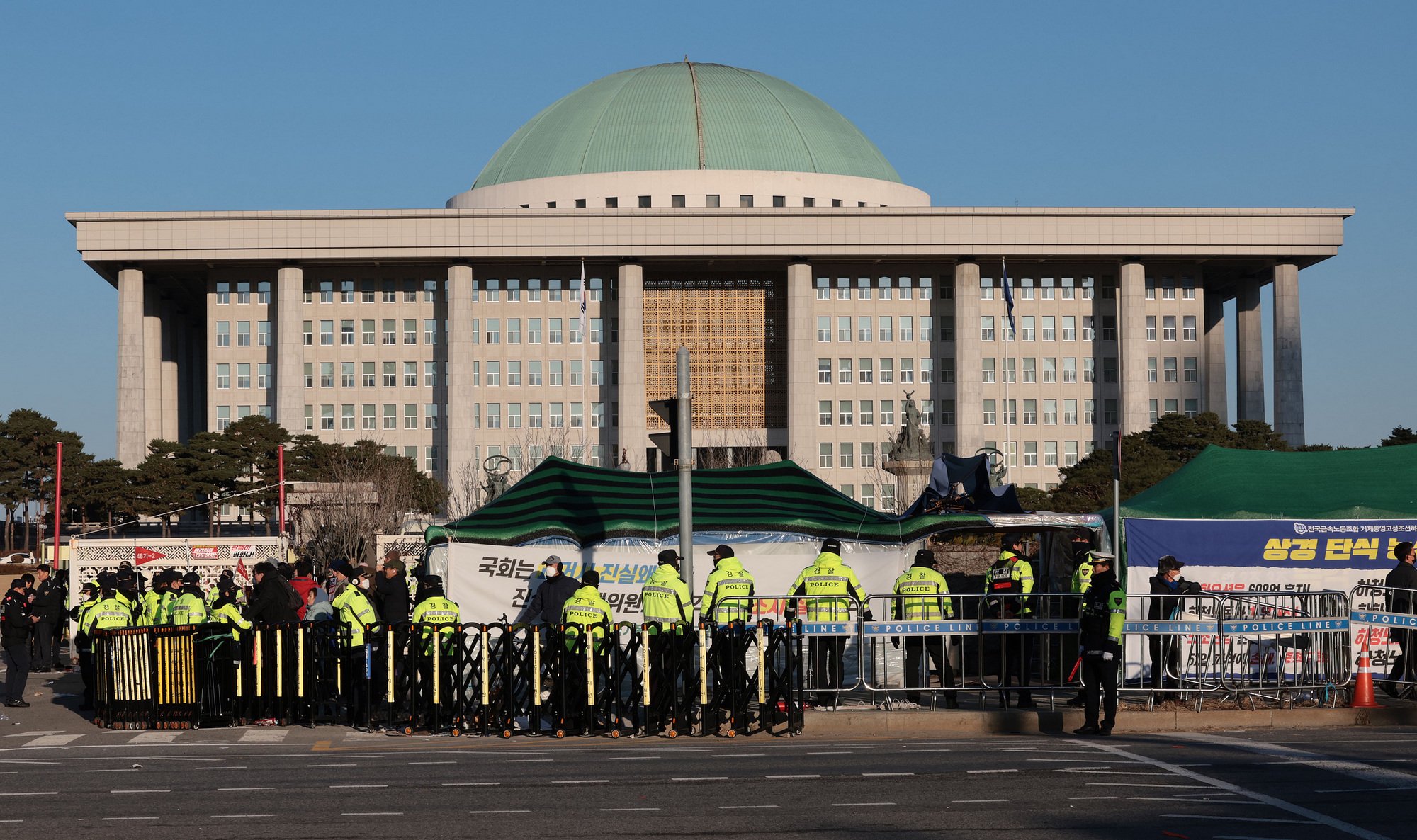 当地时间12月4日，韩国首尔，国会正门附近，警方正在待命，回应韩国总统尹锡悦宣布并解除的紧急戒严令。