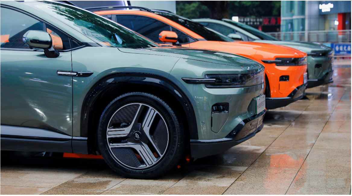 搭载两颗禾赛 AT128 的寰宇首批长安启源 E07