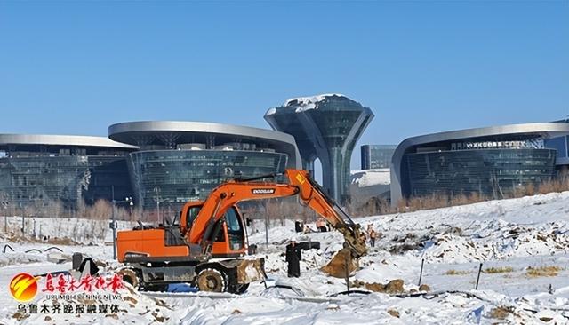 　　乌鲁木齐2024-2025首届冰雪大庙会项目建设工地现场。资料图片