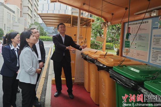 众人参观海星小区的垃圾分类举措。 吴冠标 摄