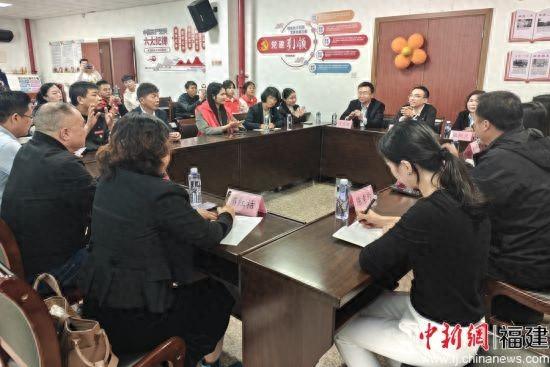 晋光小学与社区委员会、物业委员会、业主委员会等多方代表开展了“劳模进社区”物业管理提升专项行动座谈会。 吴冠标 摄