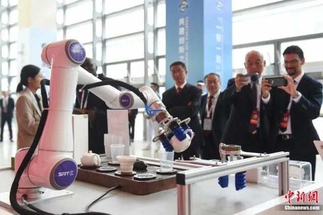 2023年11月6日，首届“一带一路”科技交流大会现场的智慧茶艺机器人吸引嘉宾观看。中新社记者 何蓬磊 摄