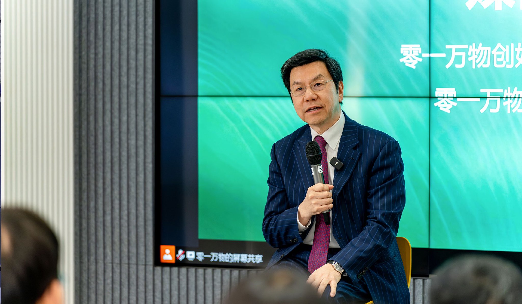 赵何娟对话李开复：推理成本预降数十倍，2025中国将从“百模大战”转向应用大战｜钛媒体AGI