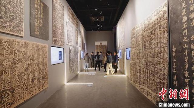 游客参观摩崖石刻数字博物馆。祁阳市委宣传部供图