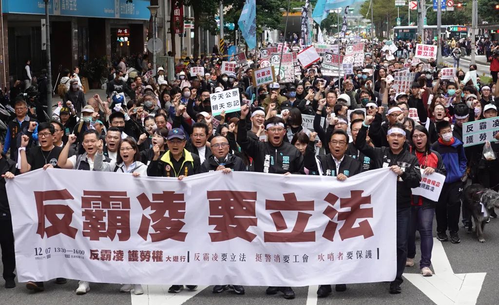 台湾民众党举行"反霸凌 护劳权"大游行 白色力量仍不容轻视