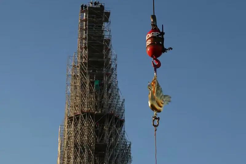 维伦纽夫设计的黄金雄鸡。图源：Hypebeast