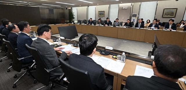 政事震动激勉韩国股市剧烈波动。图为12月10日,韩国金融部门召开遑急会议搪塞挑战。(视觉中国)