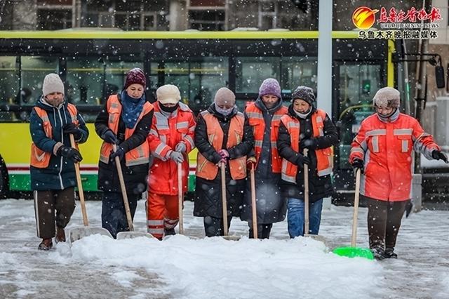 　　雪不停他们就不停，环卫工人一直忙碌在大街小巷。资料图片