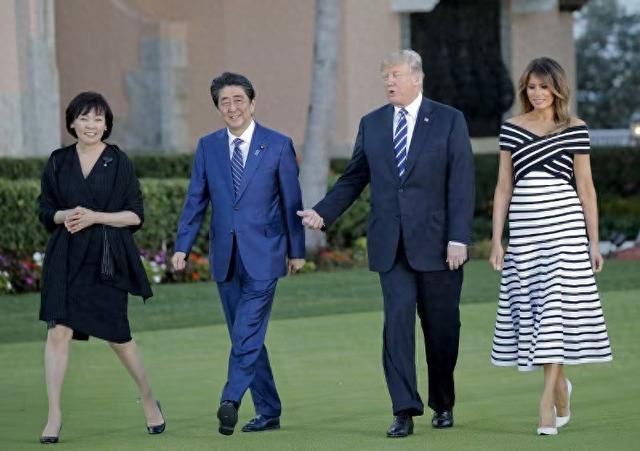 2018年4月,时任日本首相安倍晋三与其夫东说念主安倍昭惠和时任好意思国总统特朗普与其夫东说念主梅拉尼娅。图自日媒
