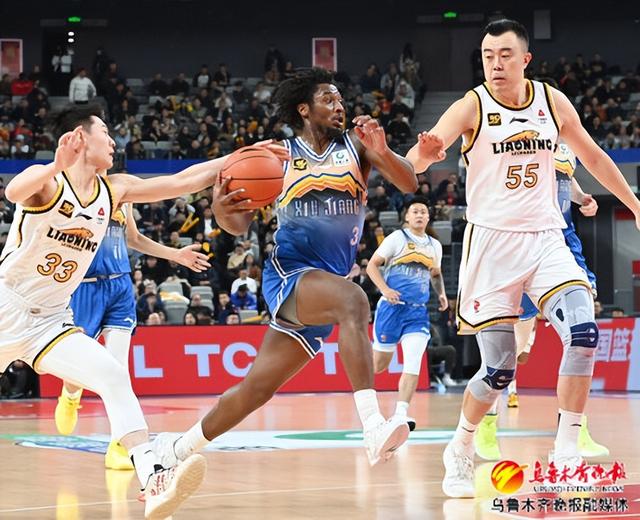 　　12月11日，在乌鲁木齐奥体中心，新疆男篮球员黑根斯正在中场突破进攻。记者陈岩摄