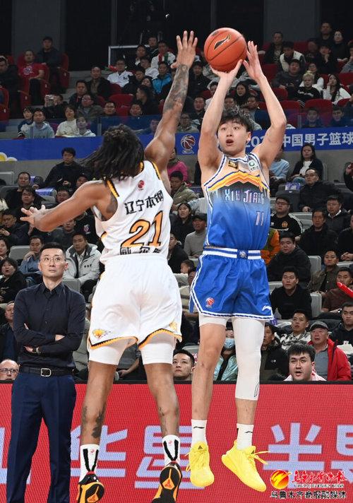 　　12月11日，在乌鲁木齐奥体中心，新疆男篮球员齐麟正在远投三分。记者陈岩摄