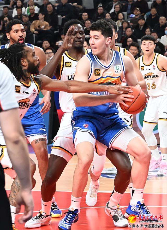 　　12月11日，在乌鲁木齐奥体中心，新疆男篮球员阿不都沙拉木正在前场篮下突破投篮。记者陈岩摄