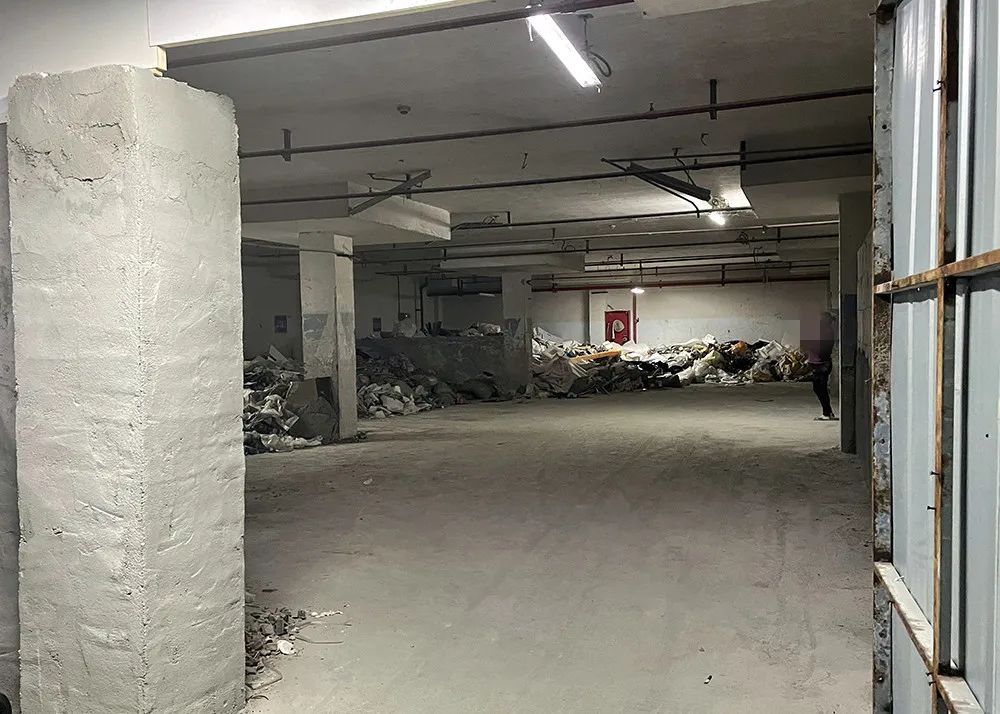 寰海府地下室的建筑垃圾堆放点