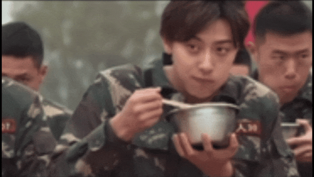 黄子韬被枪声吓掉饭碗。图 / 《真正的男子汉》