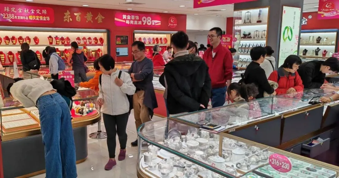 12月12日,尽管金价高居不下,但广州一些黄金销售门市依旧火爆。