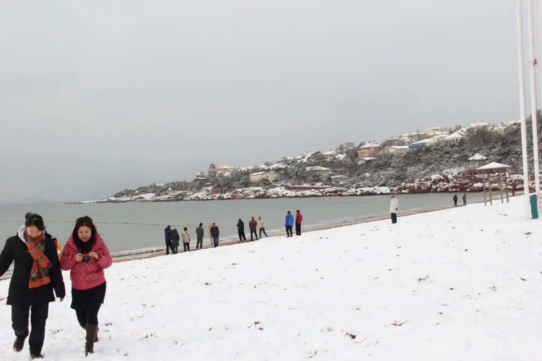 以上3图:2014年2月6日,市民在青岛第一海水浴场赏雪.