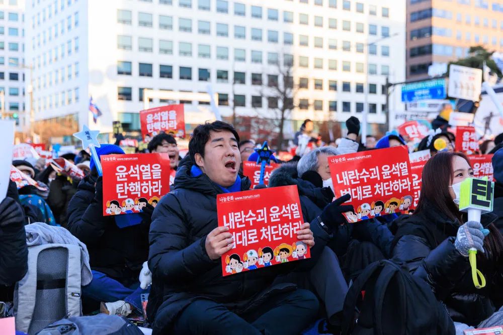 12月14日,在韩国都门首尔,东说念主们在国会外参预条目毁谤总统尹锡悦的聚会。新华社发(朴晋泽摄)