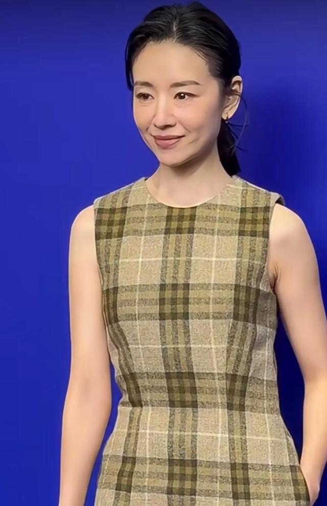 44岁董洁最新活动生图满脸疲惫感被嘲又矮又老