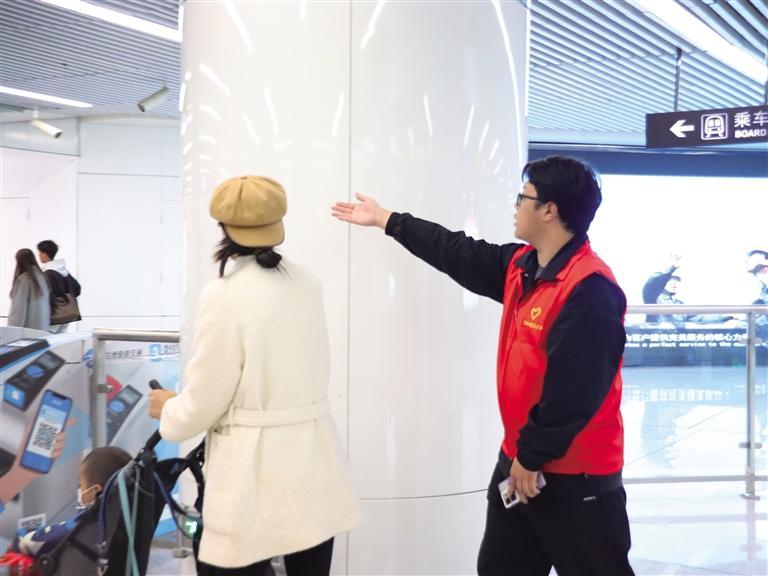 志愿者在地铁站引导游客