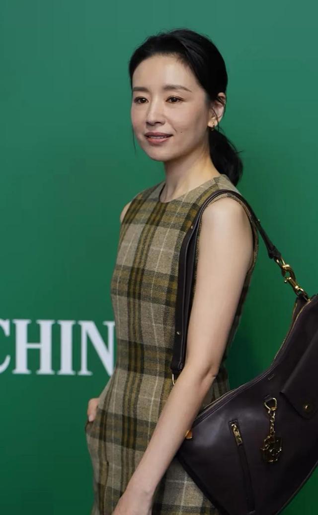 44岁董洁最新活动生图,满脸疲惫感,被嘲又矮又老