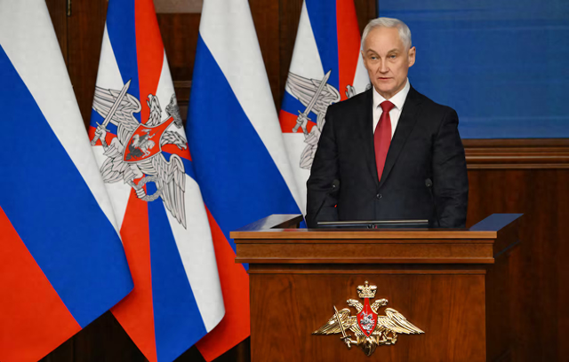 当地时间16日,俄罗斯国防部长别洛乌索夫在一场于莫斯科举行的会议上发言。图源:外媒