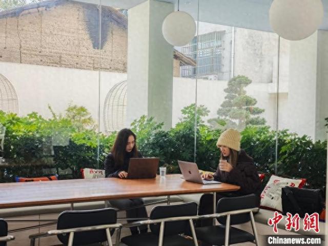 行尸走肉第2章停在一个人在门口抱怨,怎么往下继续