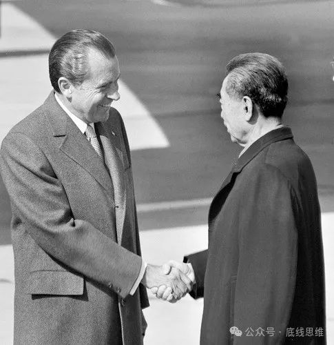 1972年2月21日，周恩来总理和美国总统尼克松在机场握手。新华社