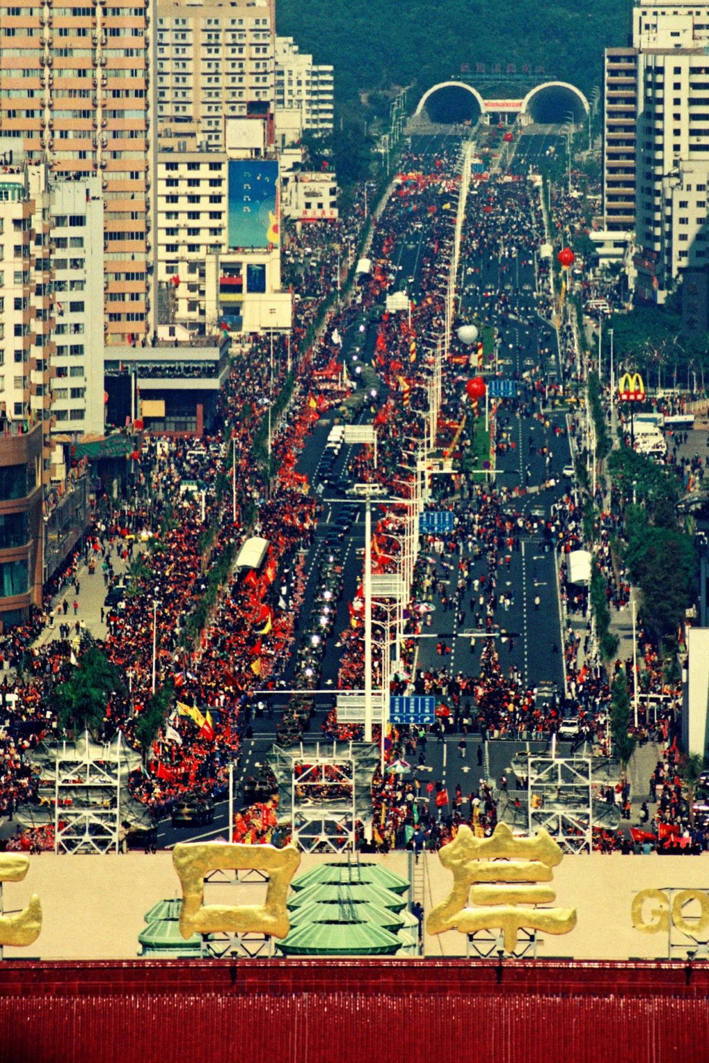 1999年12月20日,广东珠海,20万市民在街头欢送解放军进驻澳门