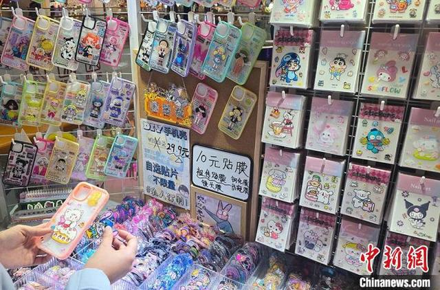2024年12月20日，山东烟台，手机壳DIY产品吸引顾客。曲正扬 摄