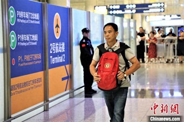 2024年7月，刘德文背着台湾老兵骨灰抵达武汉。受访者供图