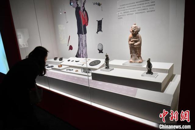 图为中国元代陶瓷、雕塑系列展品吸引参观者。中新社记者 张浪 摄