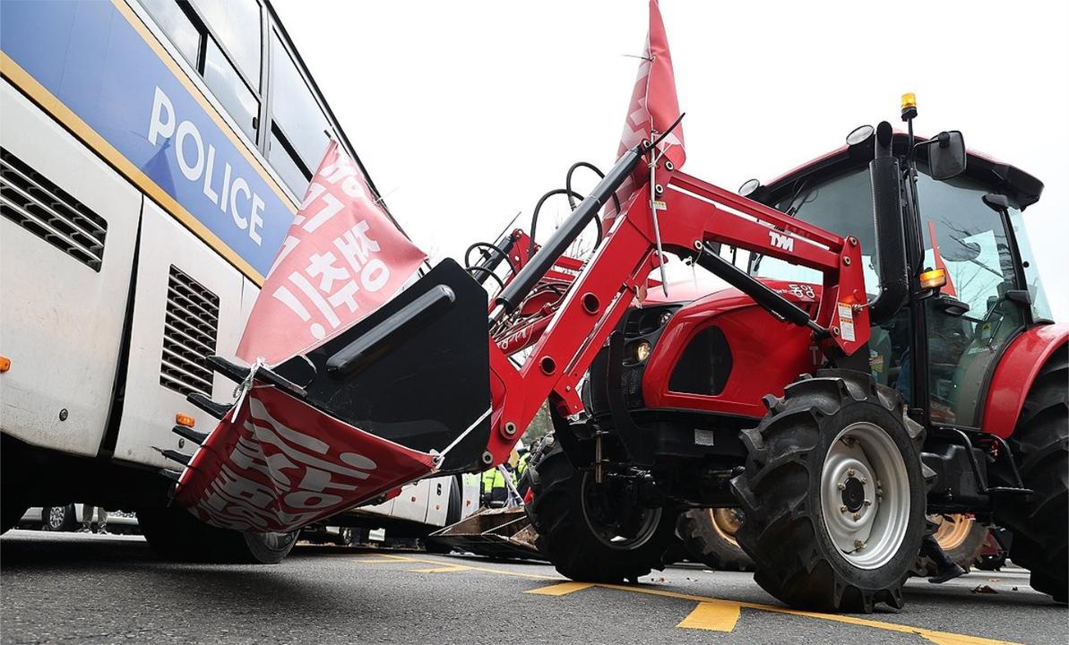 韩国农民开拖拉机参加集会敦促"尹锡悦下台",警方出动大巴拦截