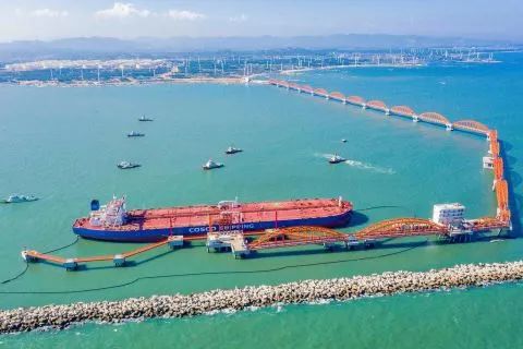 今年前11个月,揭阳港广东石化原油码头累计接卸外轮74艘,刷新码头开港以来纪录。