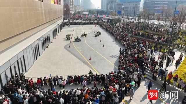 图为南京警方“警营开放月”现场