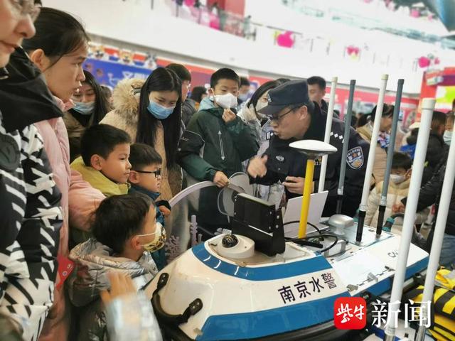 图为南京警方“警营开放月”现场