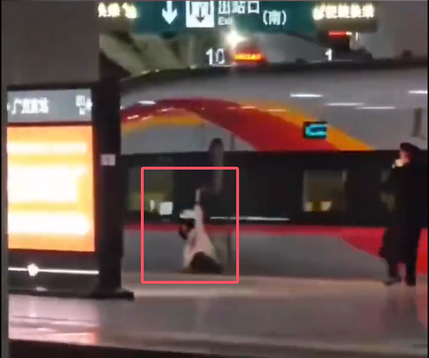 广州南站通报高铁夹到乘客拖行事件!网友:不是地铁门|高铁_新浪财经_新浪网
