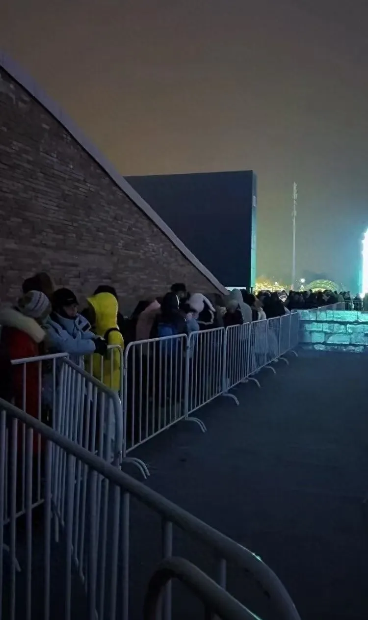 凌晨6时园区门口的长队。图/哈尔滨文旅部门