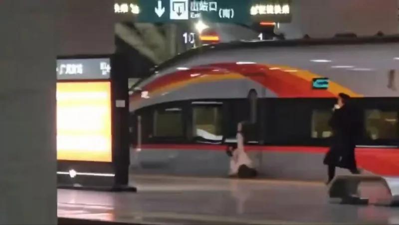 乘客被列车拖行!事发广州南站|车厢|站台|旅客|广州市|广东省_新浪新闻