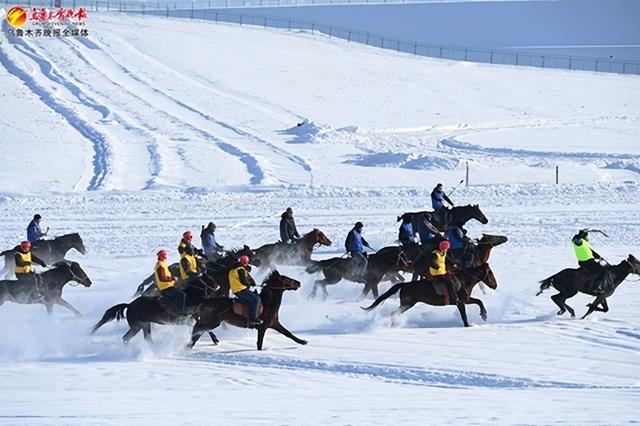 　　12月18日，在水磨沟区石人子沟街道鸟巢阵群众冰雪赛马刁羊活动现场，当地牧民为游客表演万马奔腾。资料图片