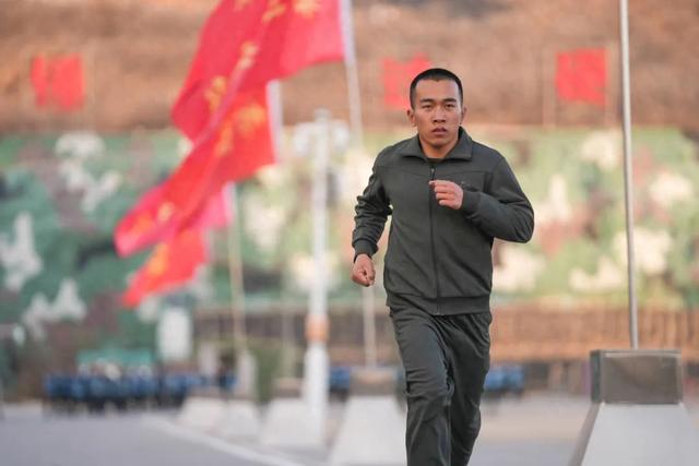 “00后”战士，体能“特1级”，今年还荣立了三等功！|张阳_新浪财经_新浪网