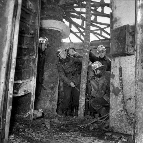 △1956年1月3日，埃菲尔铁塔的塔顶位置发生失火，消防东说念主员在现场。