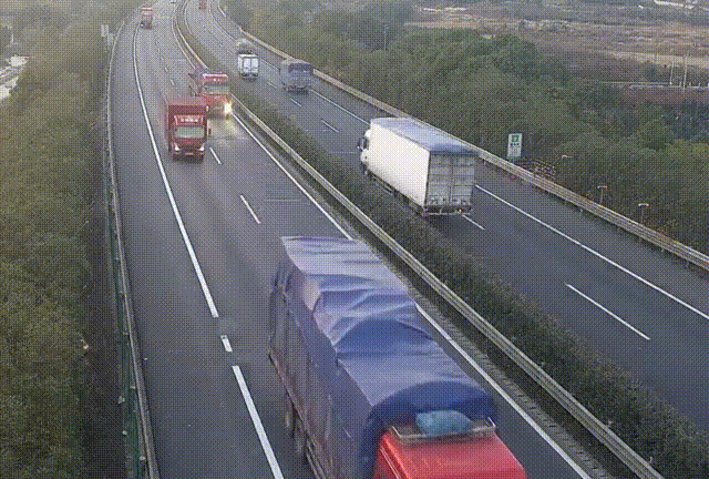 发生在宁波境内高速上的惊险一幕。本文图片由宁波各地交警提供