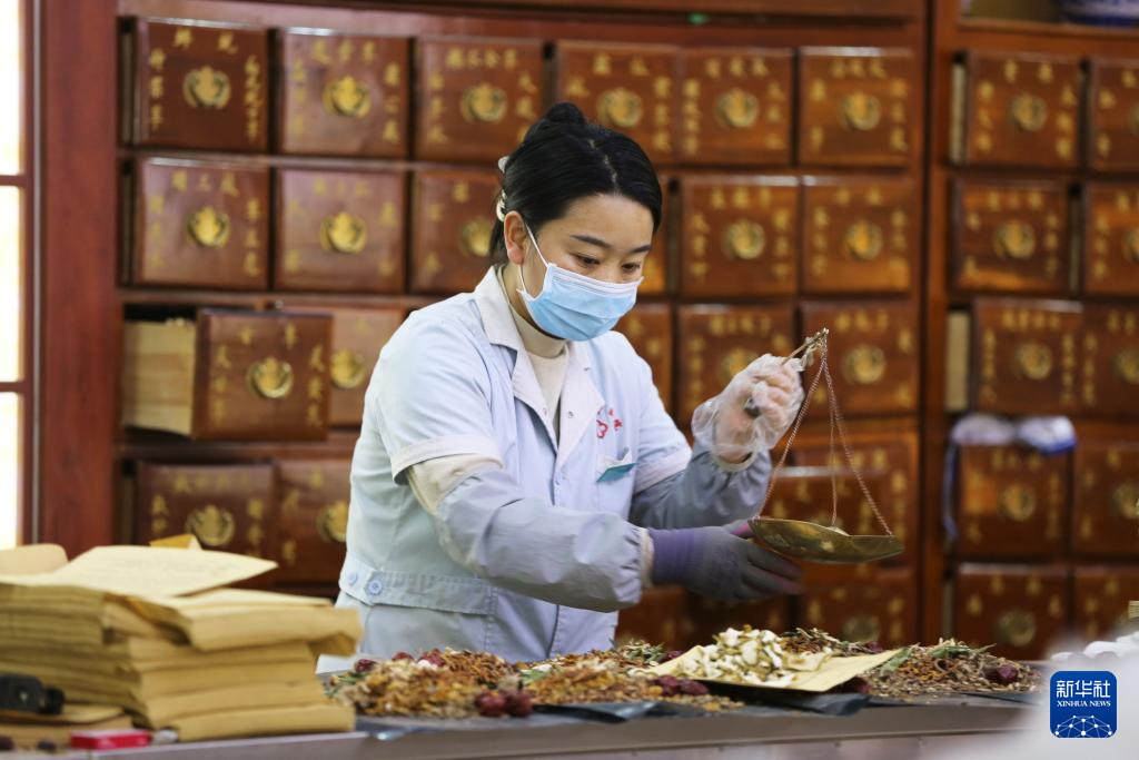 12月24日,在甘肃省定西市中医医院,工作人员在配药准备熬制茶汤