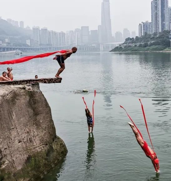 嘉陵江边的跳水队。央广网