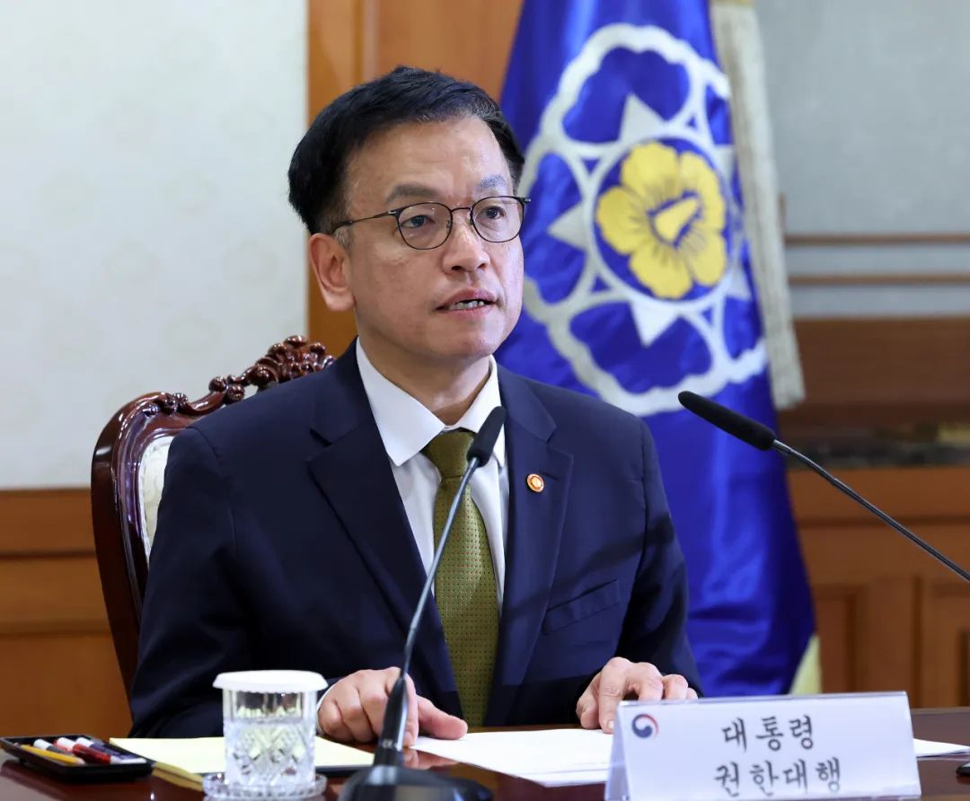 代行韩国总统职权的经济副总理兼企划财政部长官崔相穆。新华社发